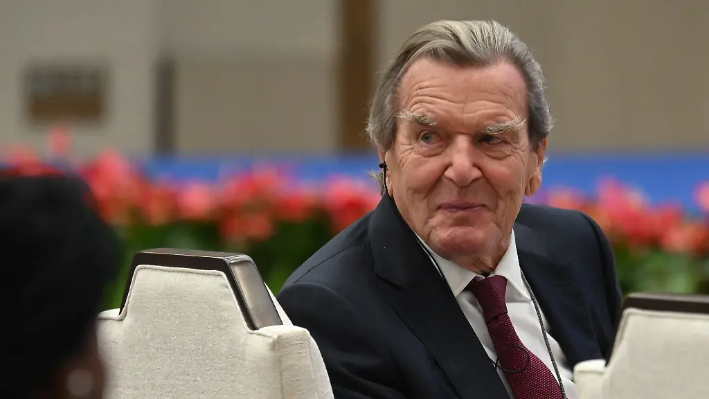 Alt-Kanzler Gerhard Schröder bei Kongress in China