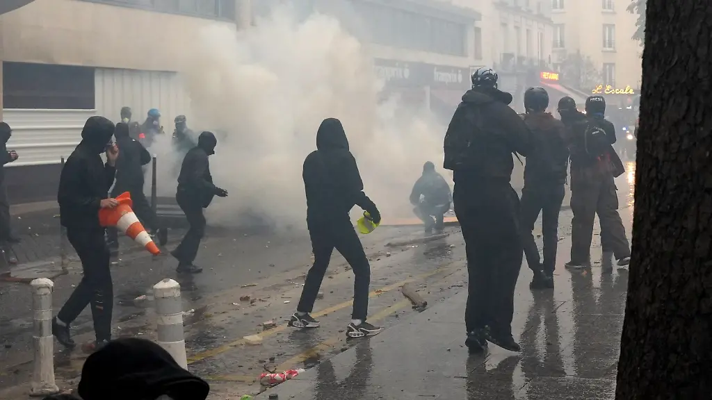 Plünderungen in mehreren Städten: Frankreichs Polizei setzt Tränengas gegen gewalttätige Demonstranten ein