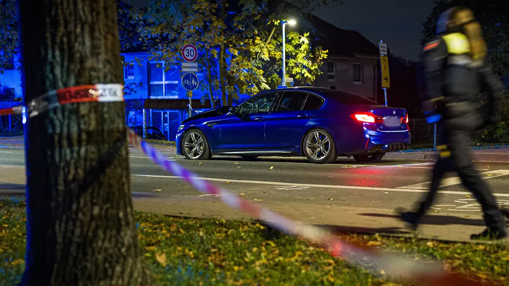 Großeinsatz nahe Hannover: Auto fährt in Menschengruppe – drei Verdächtige festgenommen