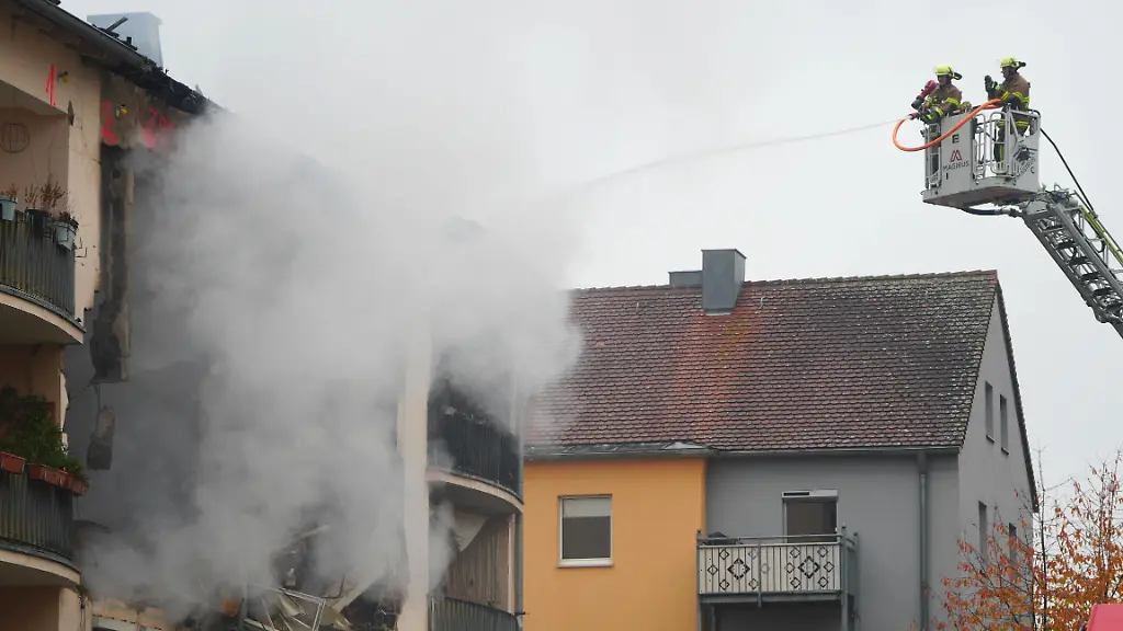 Gasexplosion möglich: Einsatzkräfte suchen nach Explosion in Regensburg zwei Vermisste