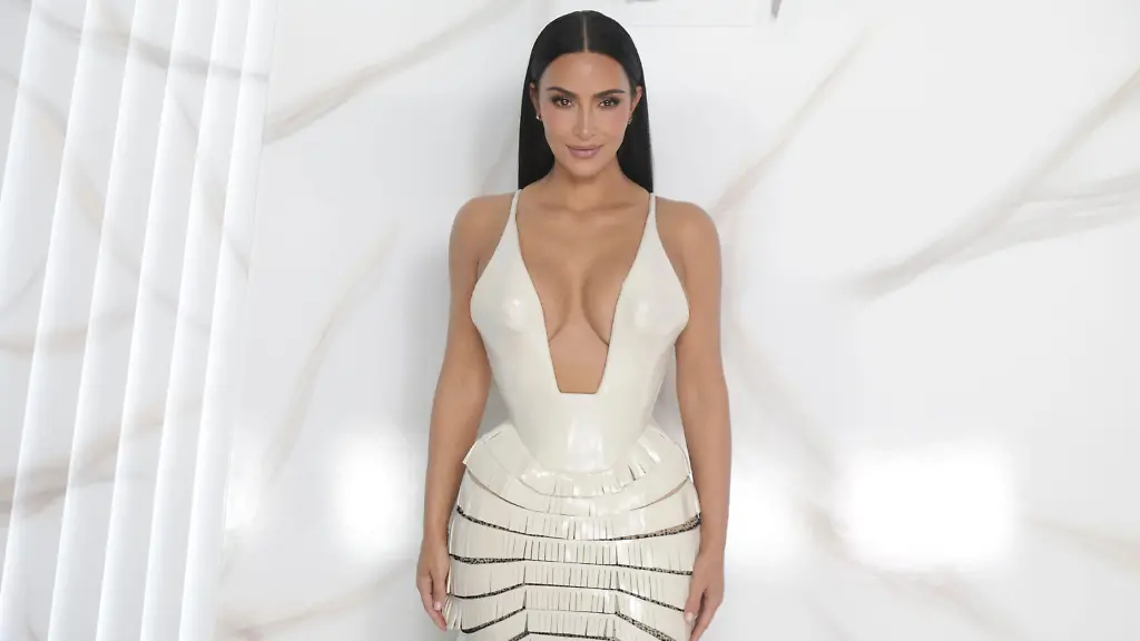 „Gleiche, was mein Vater hatte“: Kim Kardashian offenbart Speiseröhren-OP wegen Auffälligkeiten