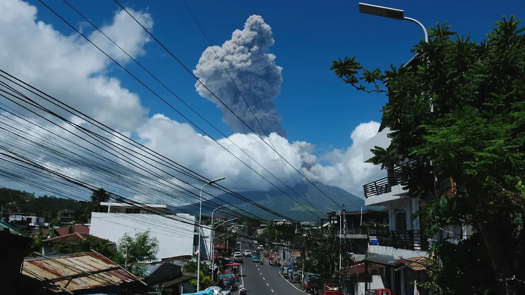 Warnung an Piloten: Vulkan auf den Philippinen stößt 3000 Meter hohe Aschewolke aus