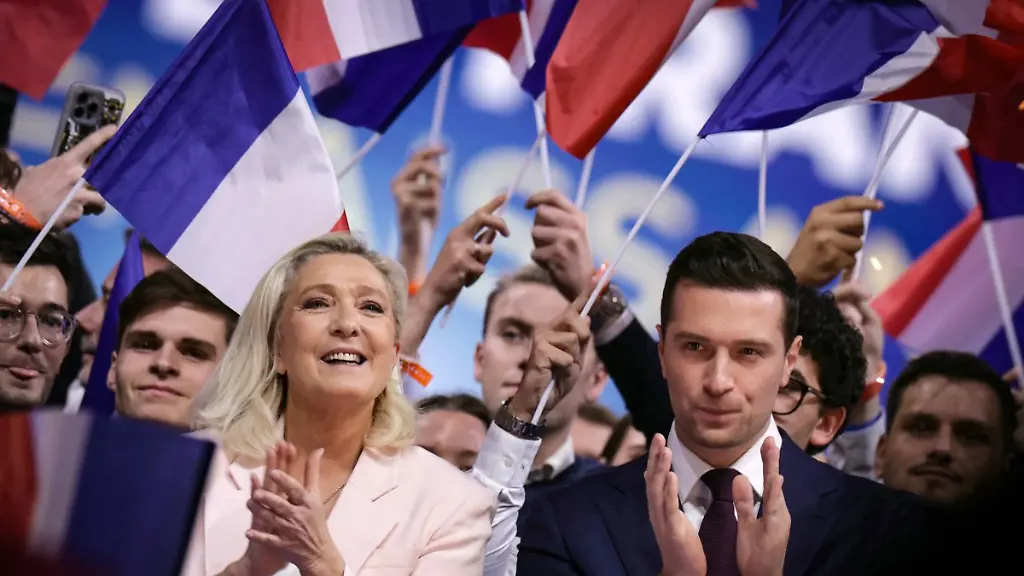 Rechtsnationale in Umfragen vorn: Le Pen startet nach Pariser Krawallen als Favoritin in den Wahlkampf