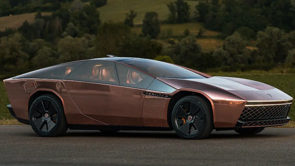 Besondere Hülle, bekannte Technik: Giugiaro Peralta D – ein handgehämmerter Kupfer-Keil