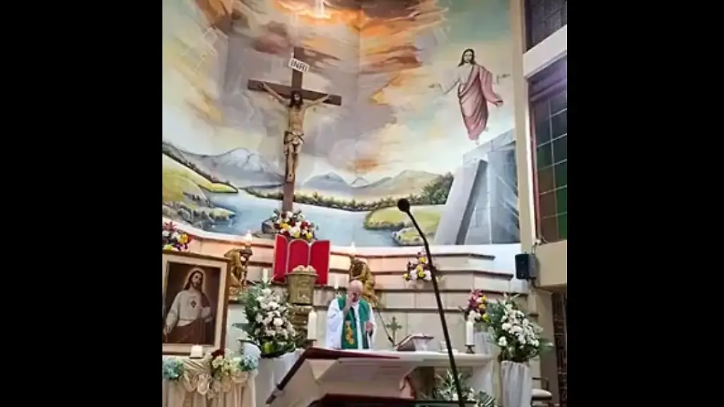Live-Übertragung lief im Netz: Holzkreuz erschlägt Priester mitten in der Messe