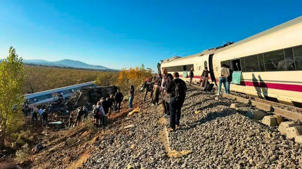 Waggons stürzen Damm hinab: Schweres Zugunglück in Spanien – mindestens zehn Tote