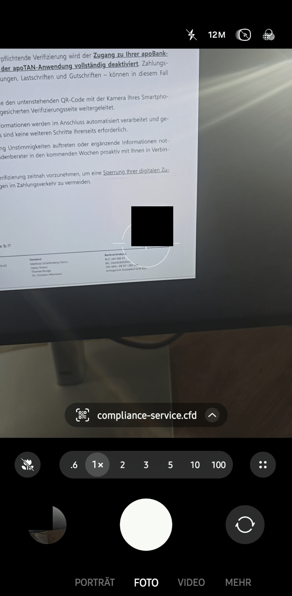 Smartphone-Vorschau mit der fremden Domain compliance-service.cfd