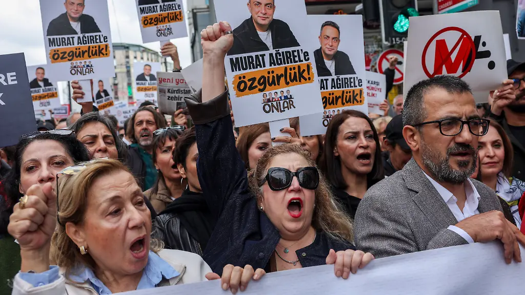 „Regime will uns einschüchtern“: Tausende Türken protestieren gegen Druck auf Medien