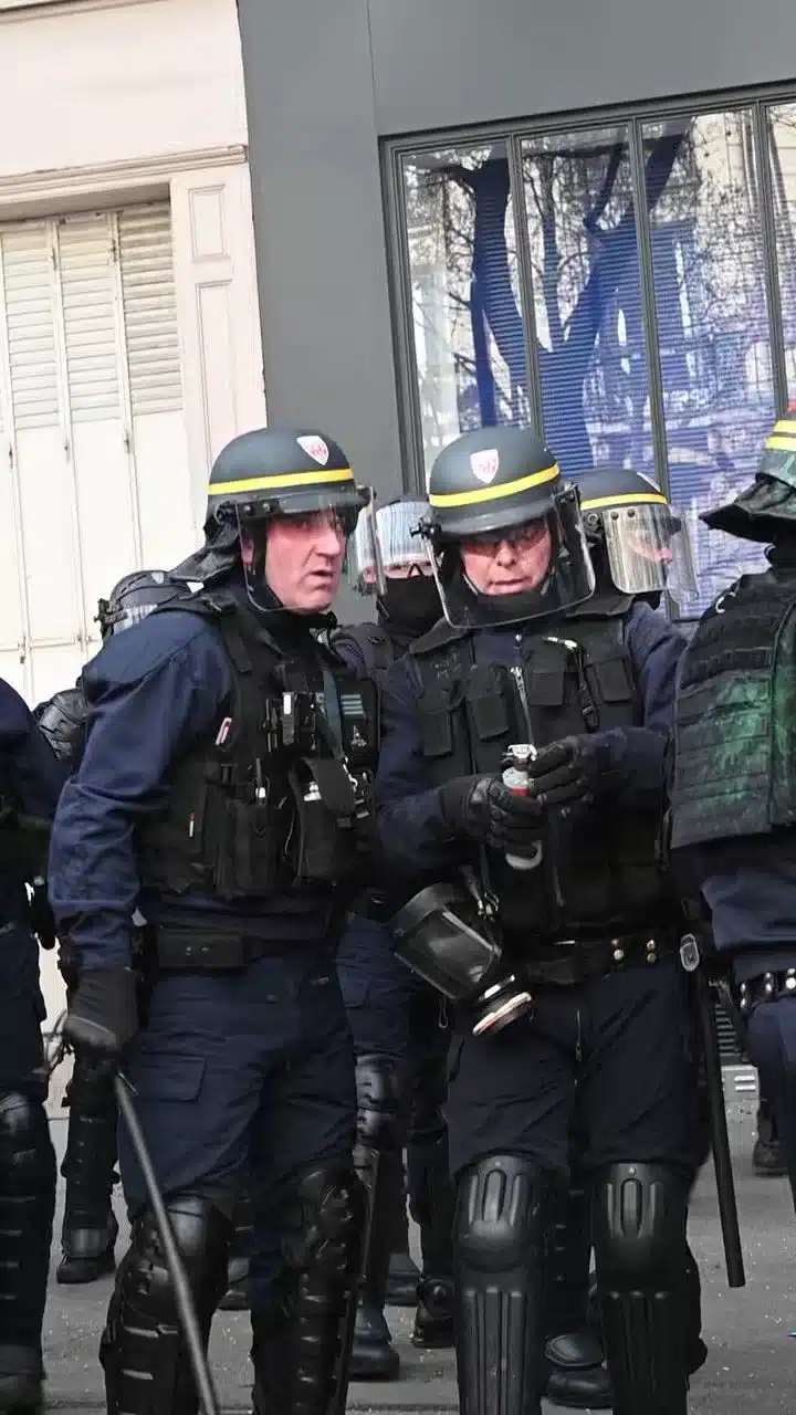 Vorschaubild des Polizeivideos im X-Beitrag von quentin_medeiros vom 7. April 2023