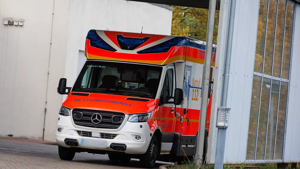 Umstände noch unklar: Schulbus in Schleswig-Holstein fährt mit 20 Kindern in Hauswand