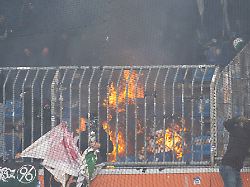 Feuerwehr muss löschen: Niedersachsen-Derby artet aus: Pyro-Chaos führt zu Unterbrechung