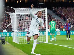 Mourinho geht auf die Knie: Slapstick und Traum-Kombination: Mbappé-Doppelpack schockt Barcelona