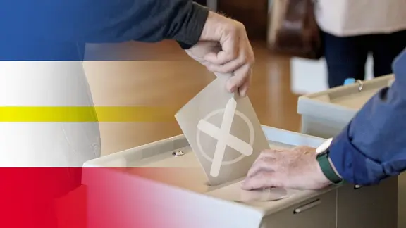 Ein Wahlschein wird in Wahlurne gesteckt | IMAGO/Eibner/Grafik NDR MV Ein Wahlschein wird in Wahlurne gesteckt