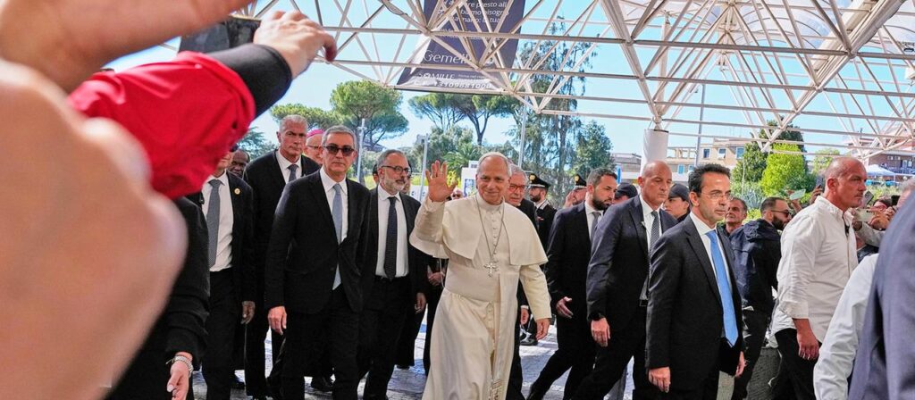 Papst Leo XIV. für Lungenoperation im Krankenhaus eingetroffen