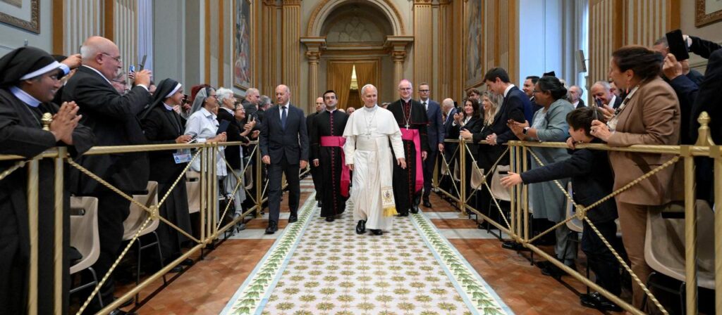 Papst geht Dienstag für Lungenoperation ins Krankenhaus