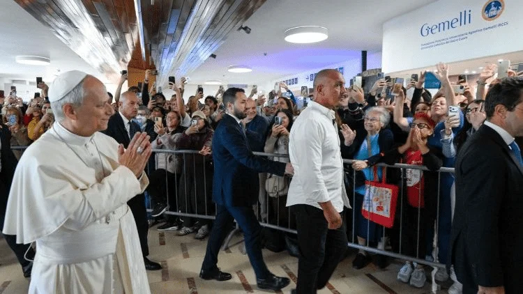 Papst Leo XIV. begrüßt bei seiner Ankunft Patienten und Personal im Gemelli-Krankenhaus