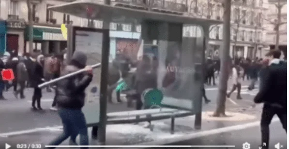 Zerstörung einer Bushaltestelle in einem im Oktober 2026 als aktuell verbreiteten Videoausschnitt