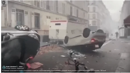 Umgekippte Autos in einem Ausschnitt, der im Oktober 2026 mit Schülerprotesten verknüpft wurde