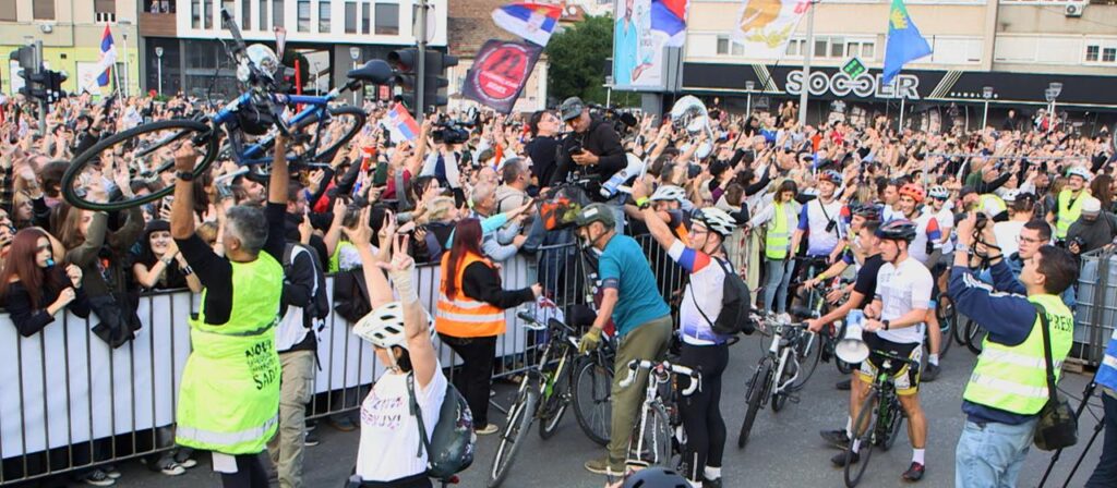 Wahlkampf per Fahrrad: Können Serbiens Studenten Vucic besiegen?