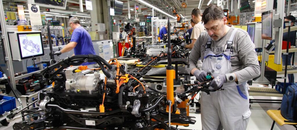 VW kündigt Tarifverträge: Was heißt das für Beschäftigte?