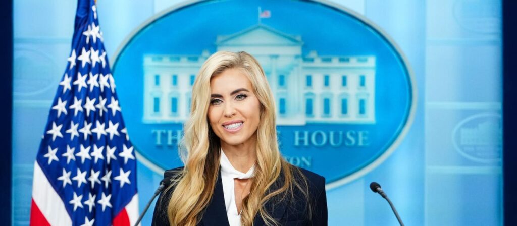 Zweifel an Qualifikation: Trumps Sprecherin bei Prüfung durchgefallen